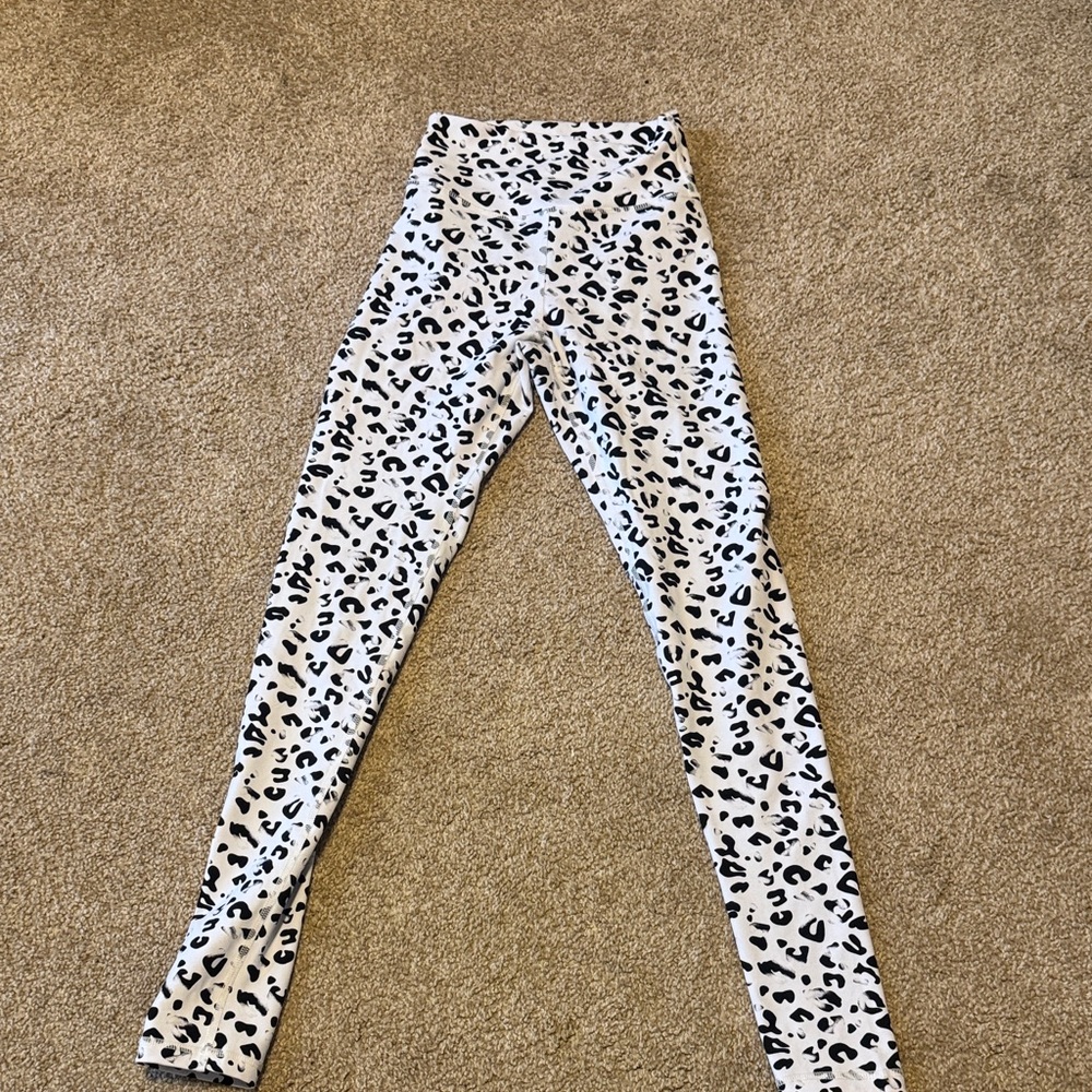 Chic Leopard Print - image 1